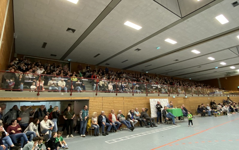 800 Volle Halle